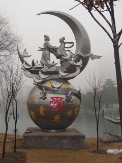 不銹鋼烤漆雕塑為什么要上氟碳漆？