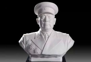 漢白玉欄桿的海報設計風格是什么樣的？