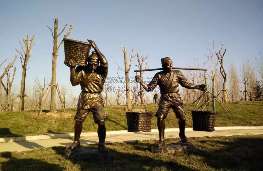 用竹筐運糧食的古人銅雕雕塑