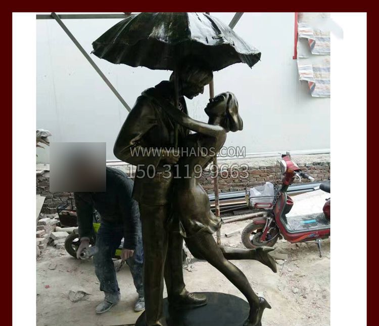 雨傘下擁抱的情侶銅雕雕塑