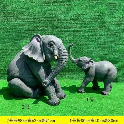 玻璃鋼仿真大象雕塑，蹲坐地上的大象和鼻子上揚的小象