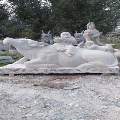 漢白玉牧童騎牛石雕，臥地上的水牛