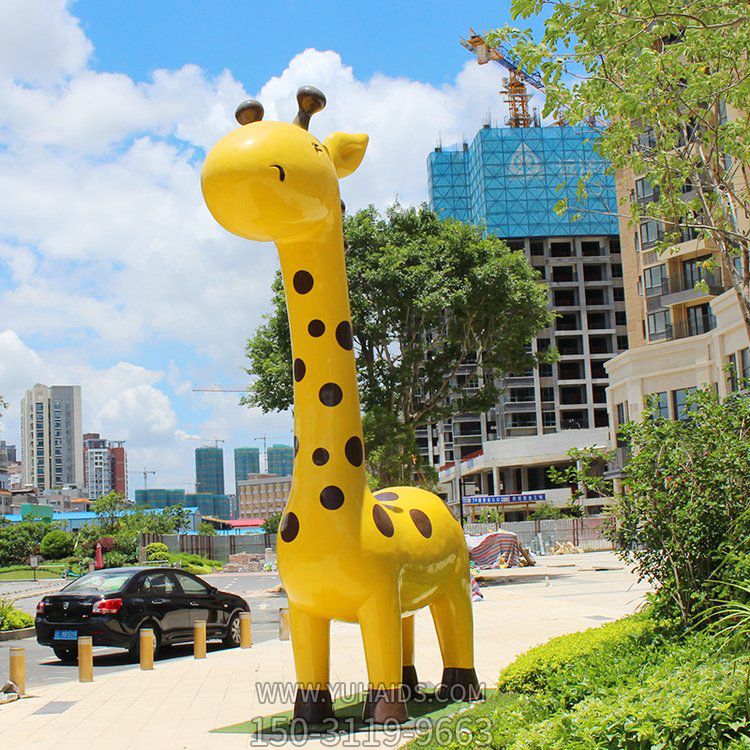 可愛的卡通長頸鹿，大型卡通動物景觀雕塑