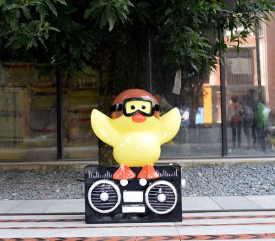 街道公園擺放聽(tīng)音樂(lè)的玻璃鋼彩繪雞雕塑