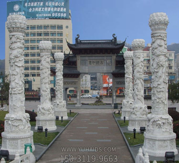 景區小鎮古建筑門樓盤龍柱雕塑