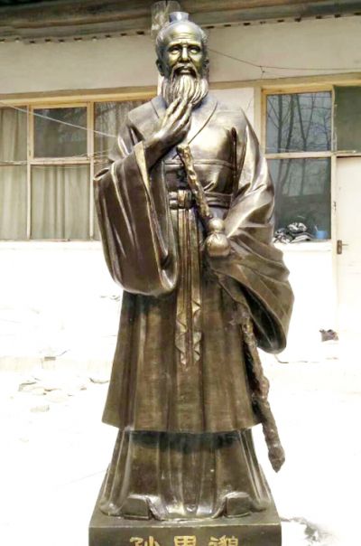 醫學院擺放歷史名醫孫思邈銅雕像