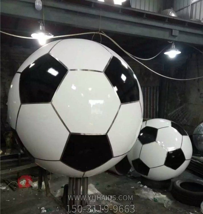 體育學校擺放大型玻璃鋼彩繪仿真足球模型雕塑
