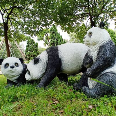 玻璃鋼熊貓雕塑，園林草叢動物擺件