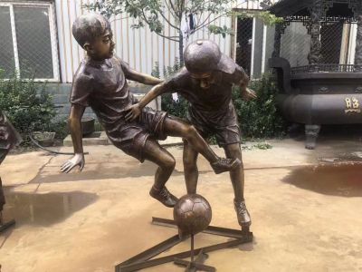鑄銅踢球小孩子，校園運(yùn)動(dòng)人物雕塑擺件