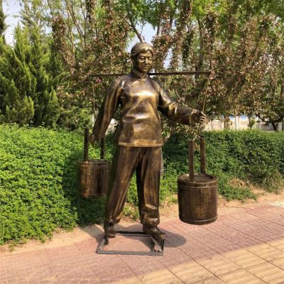 挑水的婦女，玻璃鋼仿銅勞動人物民俗生活雕塑