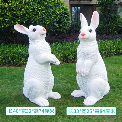 公園中兩只姿態不同的站立玻璃鋼兔子雕塑