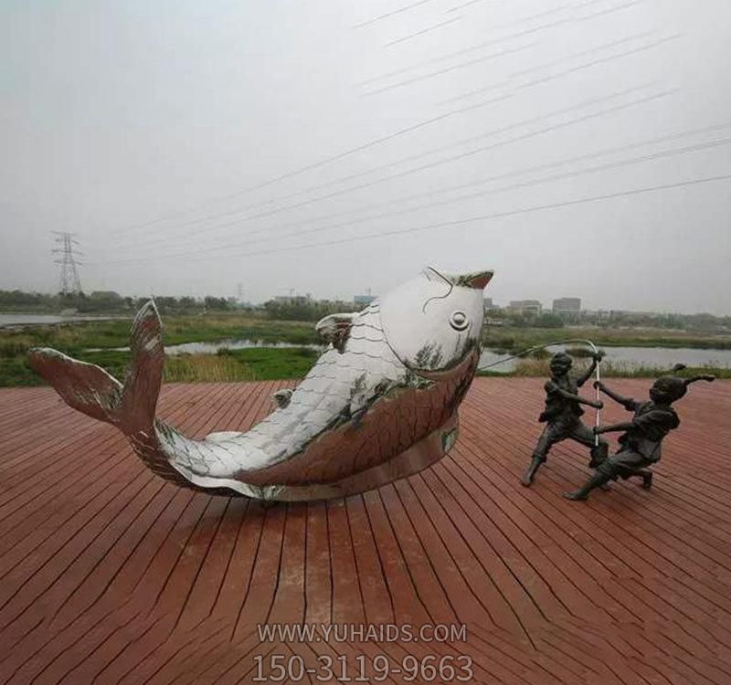 公園里擺放的躺著的玻璃鋼創意鯉魚雕塑 公園里擺放的躺著的玻璃鋼創意鯉魚雕塑