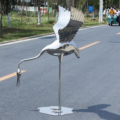粉色火烈鳥眺望遠方公園景觀雕塑有什么寓意？