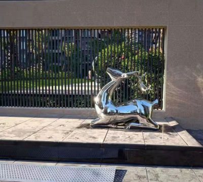 抬頭跪地鹿雕塑，地產售樓部鏡面不銹鋼鹿動物擺件