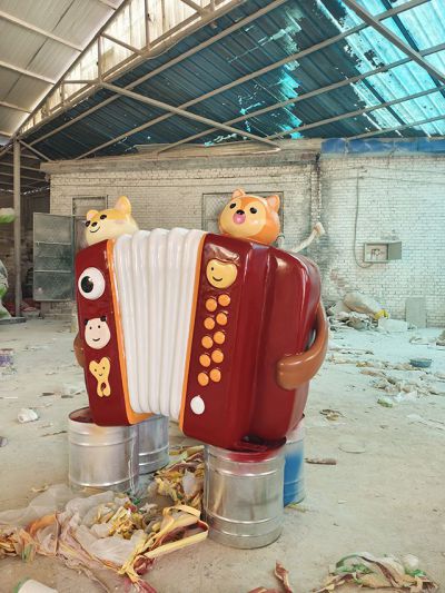 玻璃鋼卡通手風琴雕塑