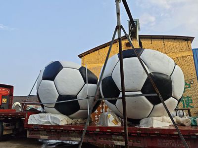 直徑4米的大型玻璃鋼仿真足球雕塑